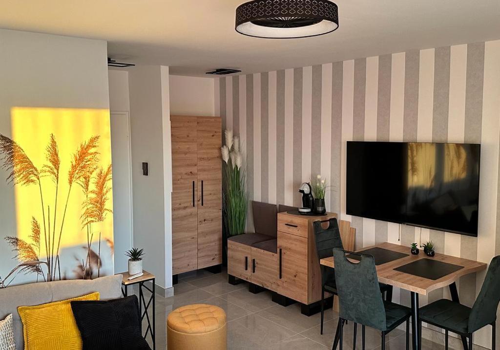 Fewo Sky21 * Langen Exklusives Appartment Vollausstattung / Zentrale Lage *Neu* Dış mekan fotoğraf